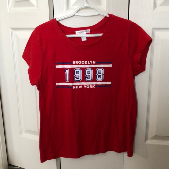 Basic red tee with words - Picture 1 of 2